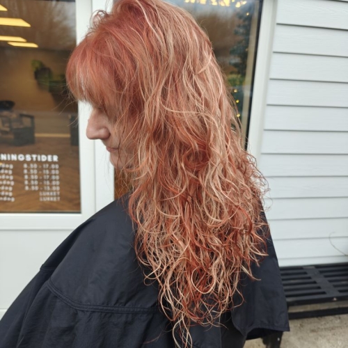 Rødlige striber i håret