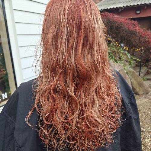 Røde striber i håret