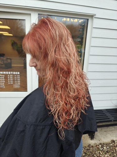 Rødlige striber i håret